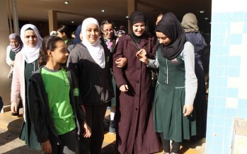 تحدّت الصعوبات للحصول على الماجستير.. قصة كفيفة تؤثر في نفوس طالبات الإيمان
