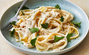 فوتشيني ألفريدو الكريمية… وصفة إيطالية فاخرة في 20 دقيقة!