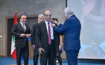 تكريم مهيب لموسى زغيب في الكسليك… “ملك الزجل اللبناني” ينال وسام الاستحقاق الفضي ذو السعف تكريم مهيب لموسى زغيب في الكسليك… “ملك الزجل اللبناني” ينال وسام الاستحقاق الفضي ذو السعف