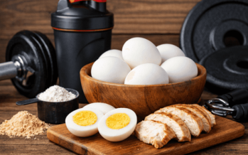 متى يكون الوقت المثالي لتناول البيض؟ التوقيت يصنع الفرق بين إنقاص الوزن وبناء العضلات