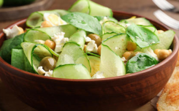 6 وصفات سلطة خيار منعشة لسفرة إفطار رمضان