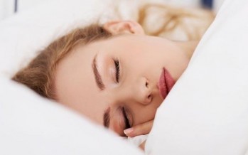 8 أسباب تجعل النوم بالمكياج خطراً على البشرة