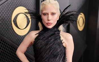 ليدي غاغا تتألق بالريش الأسود في حفل جوائز غرامي 2026