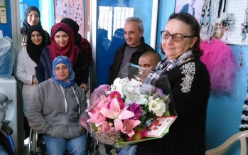 فريق مؤسسة الكرامة يكرم  المديرة  باسمة عنتر  بمناسبة يوم المراة ويوم الام