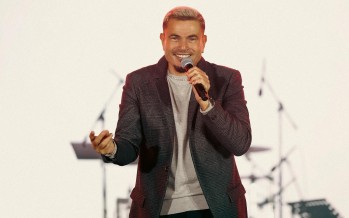 بعد خمسة عقود من النجاحات… رواية مستوحاة من حياة عمرو دياب