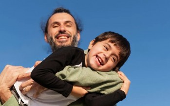 من حضن الأم إلى ظلّ الأب: كيف تتبدّل احتياجات الطفل النفسية مع العمر