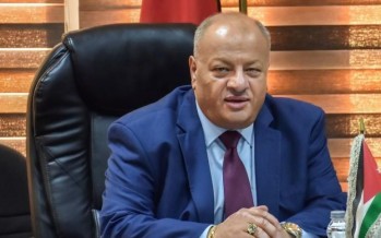 بإدراج فني السيراميك والزخرفة إلى حقوله الإبداعية  