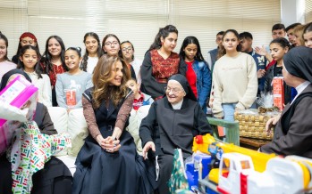 الملكة رانيا تنثر روح الميلاد في عمّان… زيارة دافئة للأطفال بإطلالة عصرية لافتة