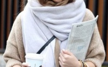 أناقتك في الشتاء لن تكتمل بدون السكارف العريض