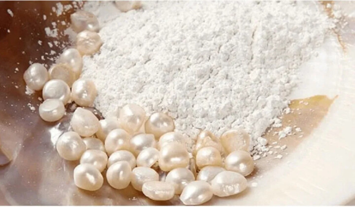 بودرة اللؤلؤ.. المكوّن الطبيعي الذي يمنح بشرتك إشراقة لا تقاوم