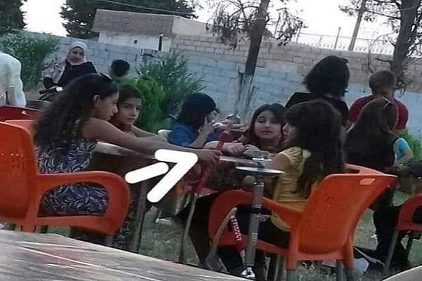 بالصورة: فتيات قاصرات في مطعم لبناني... يدخّن النرجيلة! بالصورة: فتيات قاصرات في مطعم لبناني... يدخّن النرجيلة!