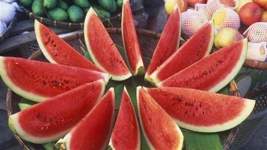 على هؤلاء تجنّب تناول البطيخ الأحمر على هؤلاء تجنّب تناول البطيخ الأحمر