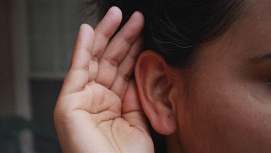 ضعف السمع قد يكون عارضاً نادراً للإصابة بـ