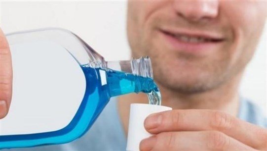 الغرغرة بغسول الفم تقلل من خطر انتشار كورونا!