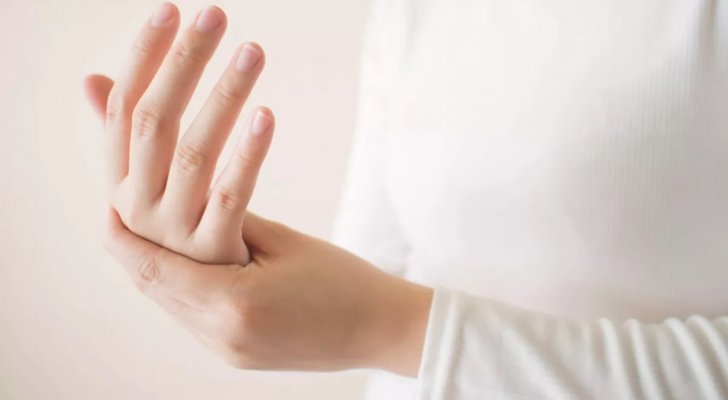 إليكم الأسباب المؤدية الى رجفة اليدين إليكم الأسباب المؤدية الى رجفة اليدين