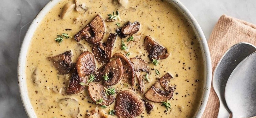 شوربة كريمة الفطر: دفء وطاقة بعد صيام طويل