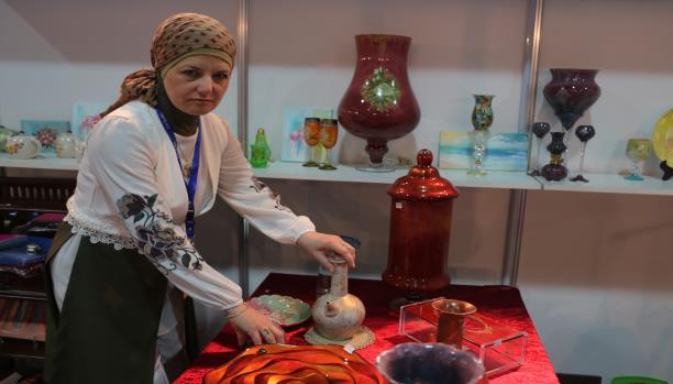 بادرة البابا... تعشق الرسم على الزجاج بادرة البابا... تعشق الرسم على الزجاج