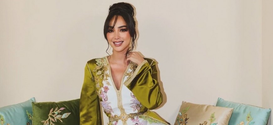 بسمة بوسيل تتألق بالقفطان المغربي الأبيض: أناقة تقليدية بلمسة عصرية