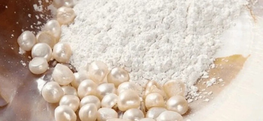 بودرة اللؤلؤ.. المكوّن الطبيعي الذي يمنح بشرتك إشراقة لا تقاوم