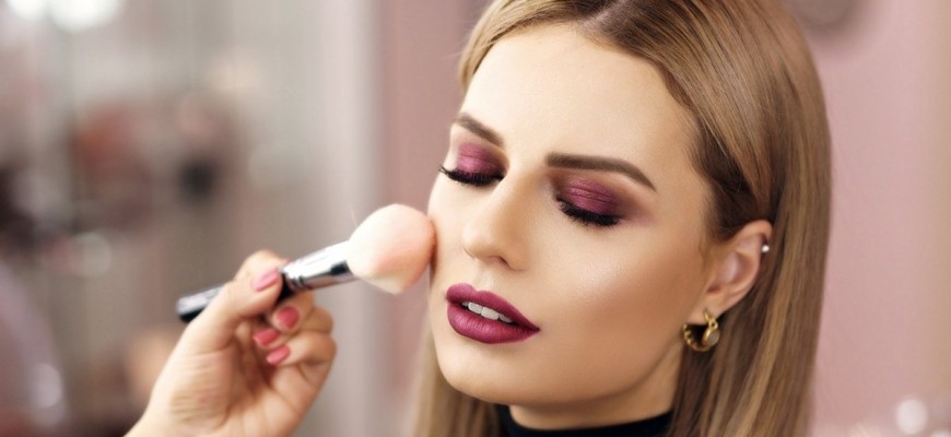 كيف تظهرين أصغر سناً من خلال المكياج؟ كيف تظهرين أصغر سناً من خلال المكياج؟