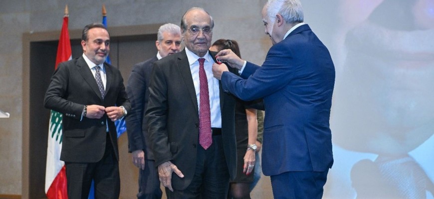 تكريم مهيب لموسى زغيب في الكسليك… “ملك الزجل اللبناني” ينال وسام الاستحقاق الفضي ذو السعف