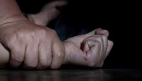 طلعت حلوة ومثيرة.. شاب يقدم على سرقة فنانة فيغتصبها من جمالها طلعت حلوة ومثيرة.. شاب يقدم على سرقة فنانة فيغتصبها من جمالها