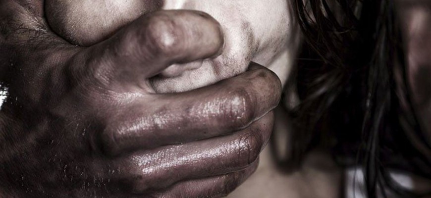 بعد شهر من الكتمان كشفت ما فعله معها بعد تخديرها بعد شهر من الكتمان كشفت ما فعله معها بعد تخديرها