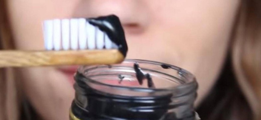 تبييض الأسنان بالفحم.. حقيقة أم وهم؟