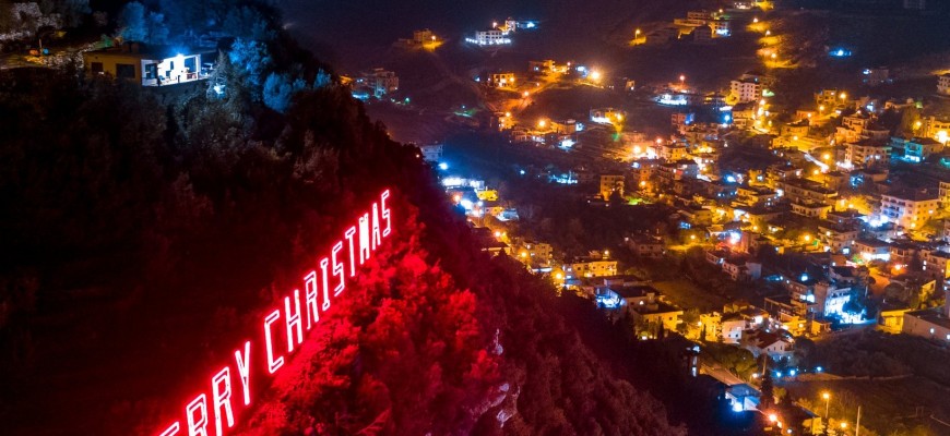 صورة ساحرة لجزين ليلاً.. هكذا تستعد للميلاد صورة ساحرة لجزين ليلاً.. هكذا تستعد للميلاد