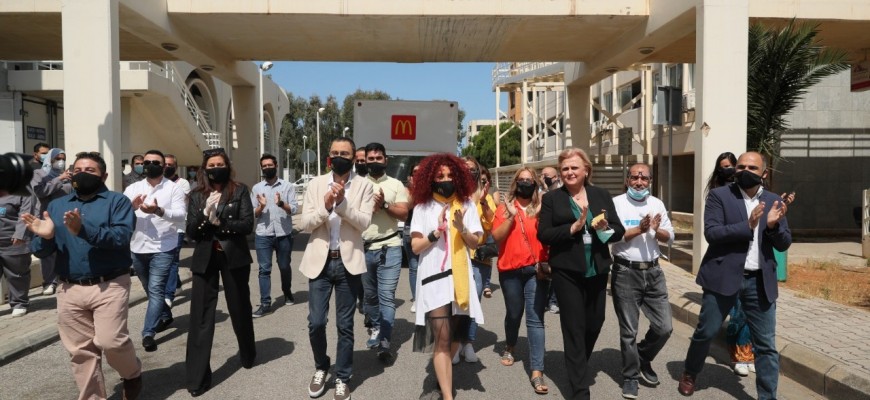 عربون تقدير من ماكدونالدز لبنان لتفاني وشجاعة وبطولة الطاقم الطبي لدى مستشفى رفيق الحريري الجامعي