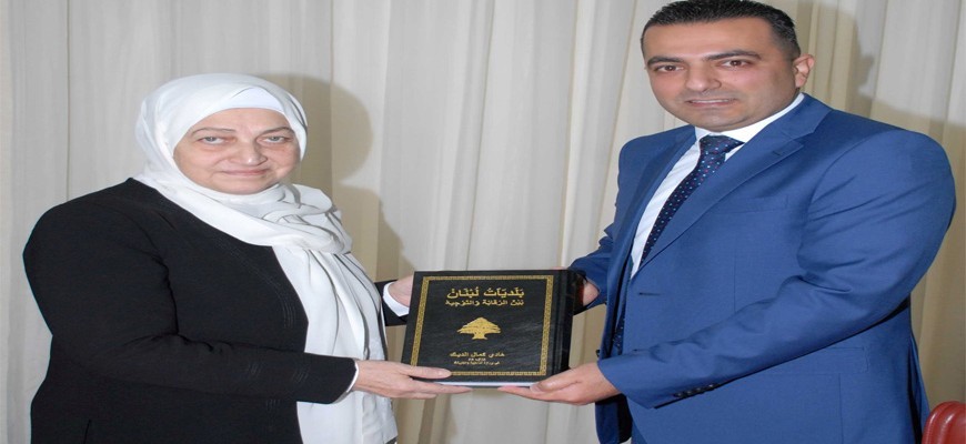 النائب بهية الحريري تسلمت من المراقب المالي هادي الديك كتابه النائب بهية الحريري تسلمت من المراقب المالي هادي الديك كتابه