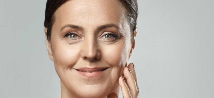 هل هو إرهاق عابر أم نضج طبيعي؟ دليلك لفهم إشارات بشرتك بدقّة