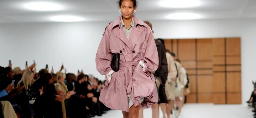 Burberry تختتم أسبوع لندن للموضة بتصاميم ربيعية مبتكرة
