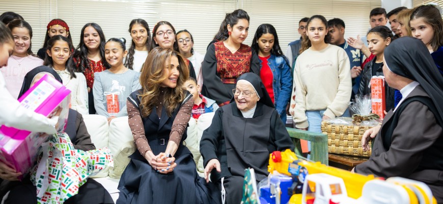 الملكة رانيا تنثر روح الميلاد في عمّان… زيارة دافئة للأطفال بإطلالة عصرية لافتة