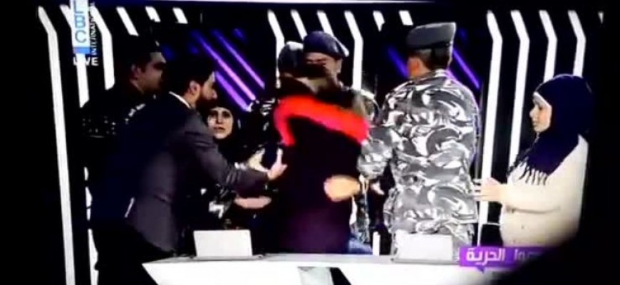 قوى الأمن توقف شاباً داخل استوديو الـLBCI مباشرة على الهواء.. قوى الأمن توقف شاباً داخل استوديو الـLBCI مباشرة على الهواء..