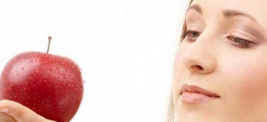 احرصي على تناول تفاحتين يوميا احرصي على تناول تفاحتين يوميا