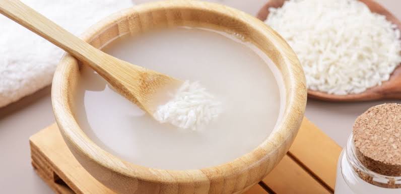 لا تتخلصوا من ماء نقع الأرز: كنز طبيعي لتنظيف منزلكم
