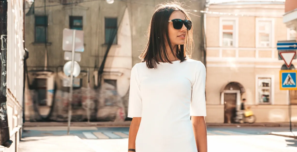 تنسيق فستان أبيض: كيف يمكنكِ اعتماده للوك دافىء في الشتاء؟