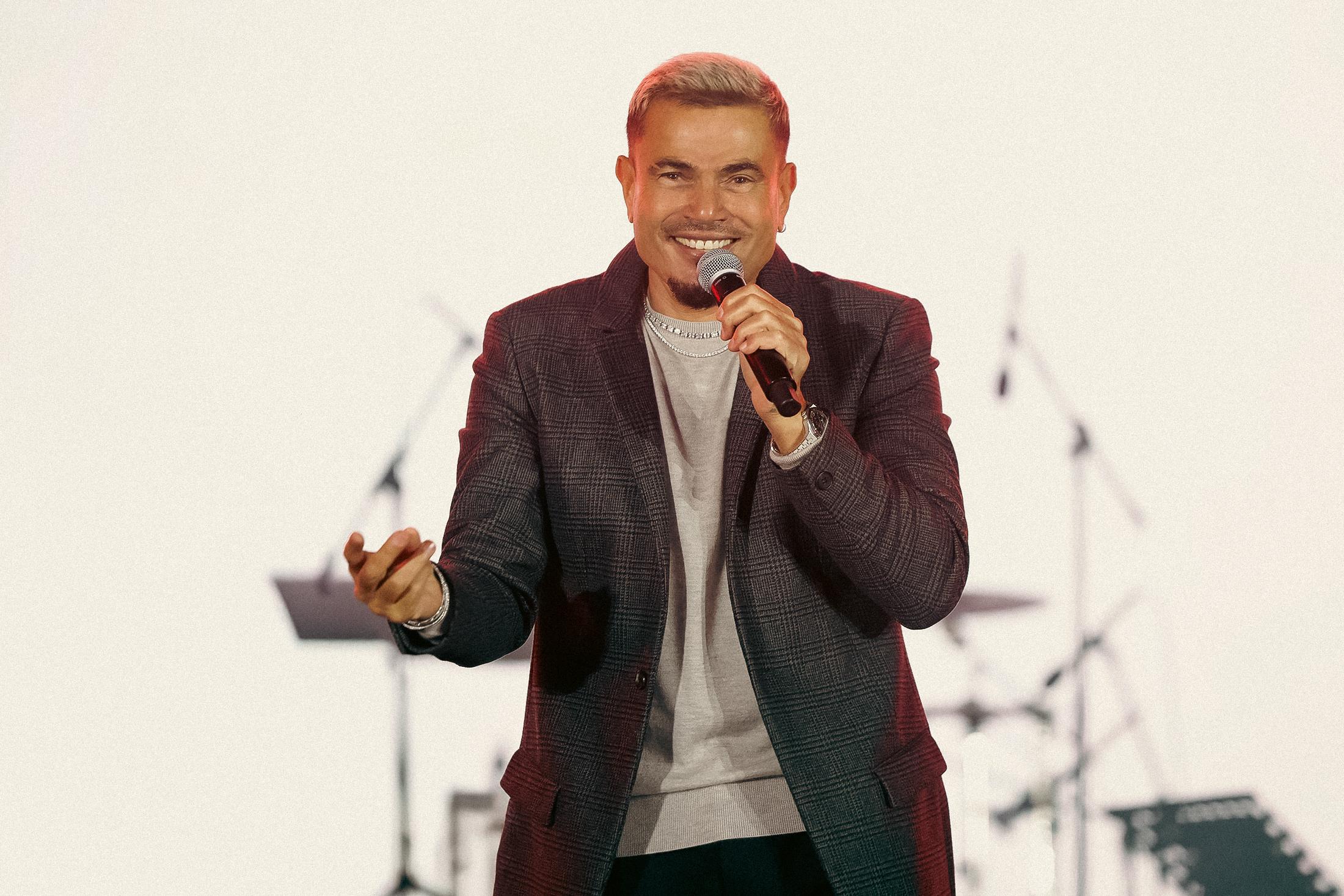 بعد خمسة عقود من النجاحات… رواية مستوحاة من حياة عمرو دياب