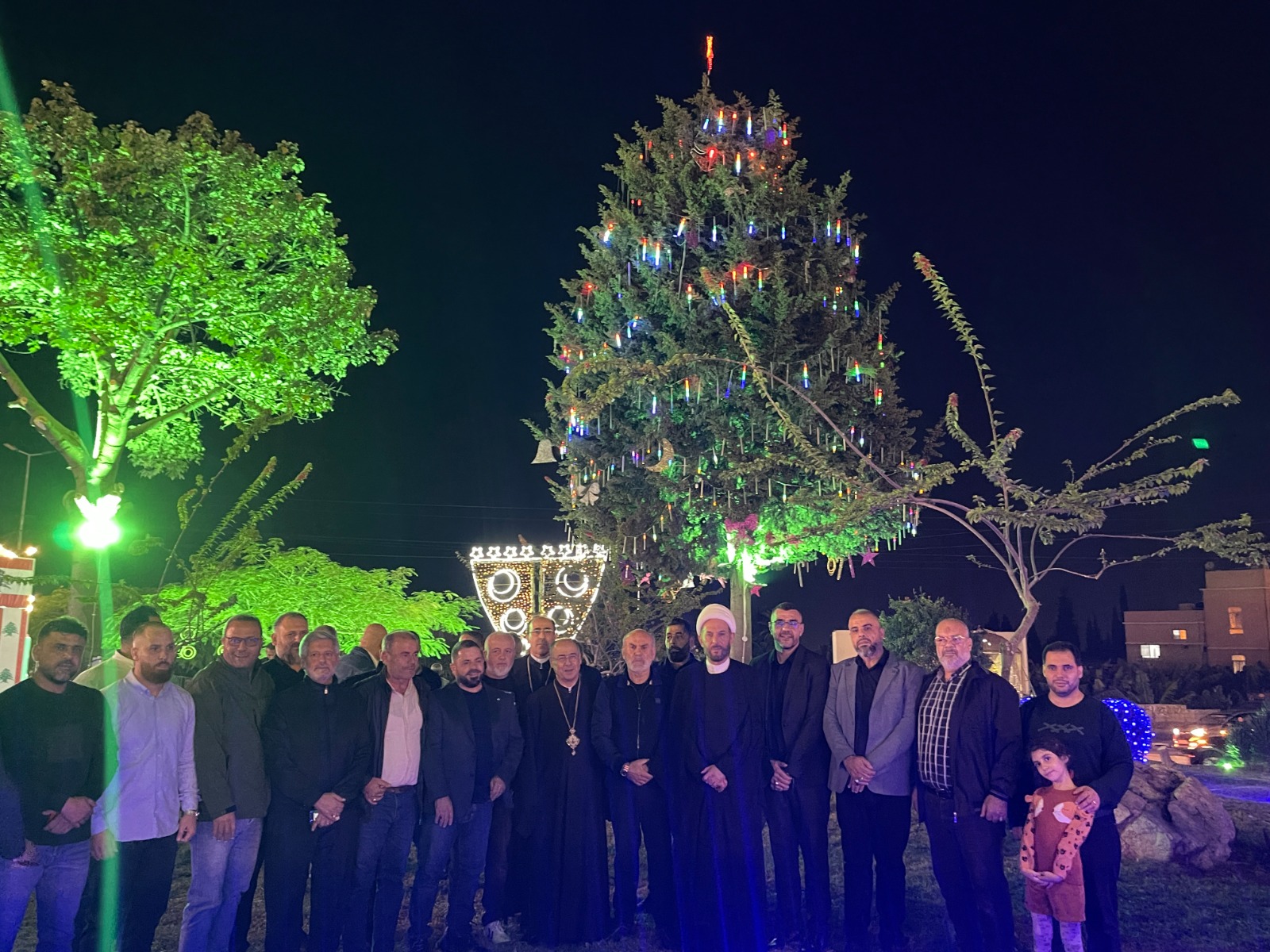 بالصور ... حارة صيدا تتألق بشجرة الميلاد.. مهرجان نور وفرح ووحدة