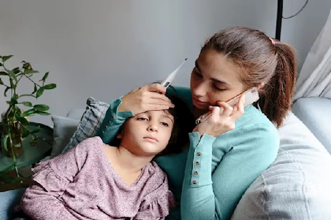حمّى الأطفال: كيف تتصرّف الأم بوعي وأمان؟