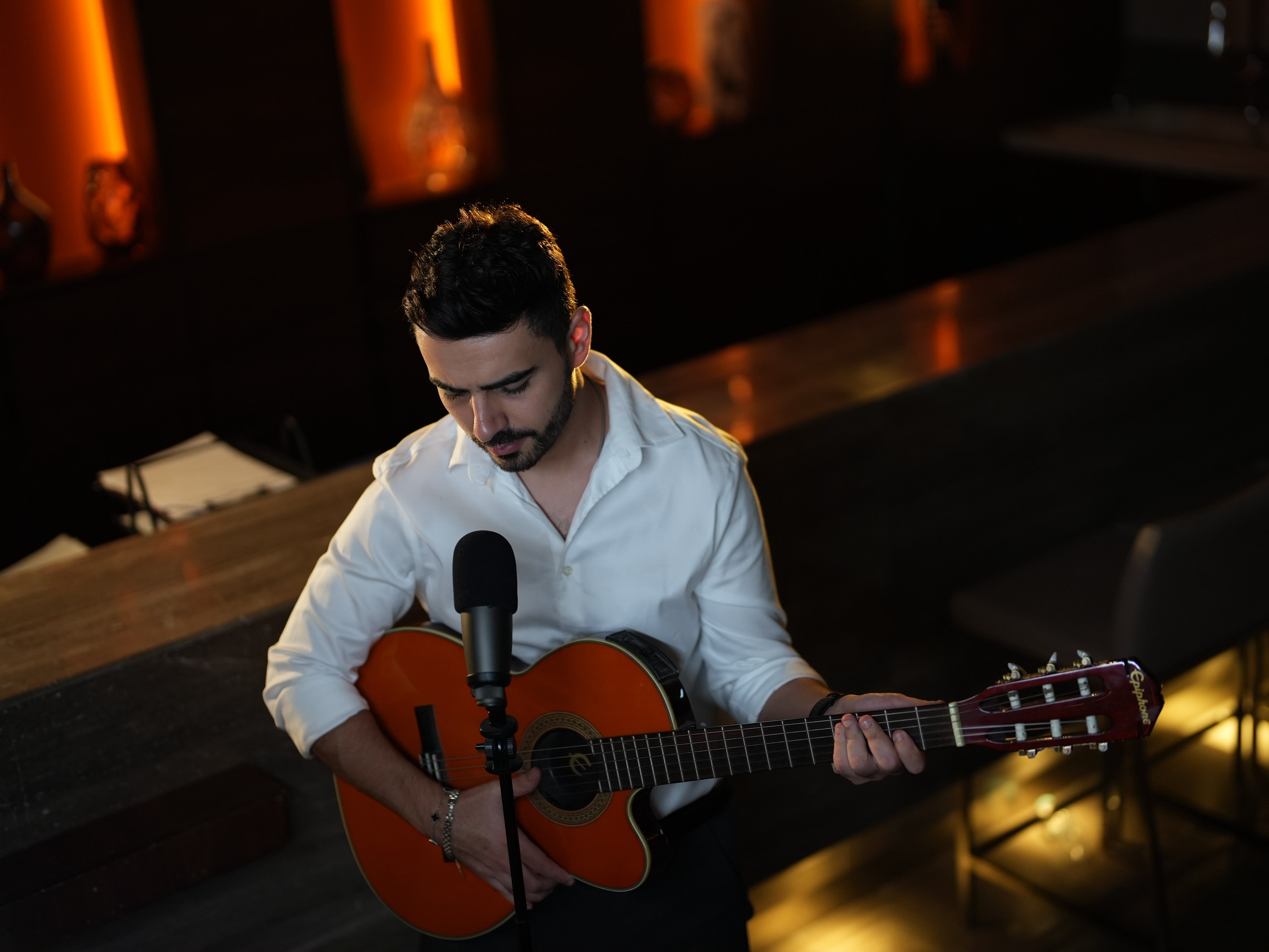 أحمد علاء يجدد عهده مع جمهوره بعد 20 عاماً من أيقونته 