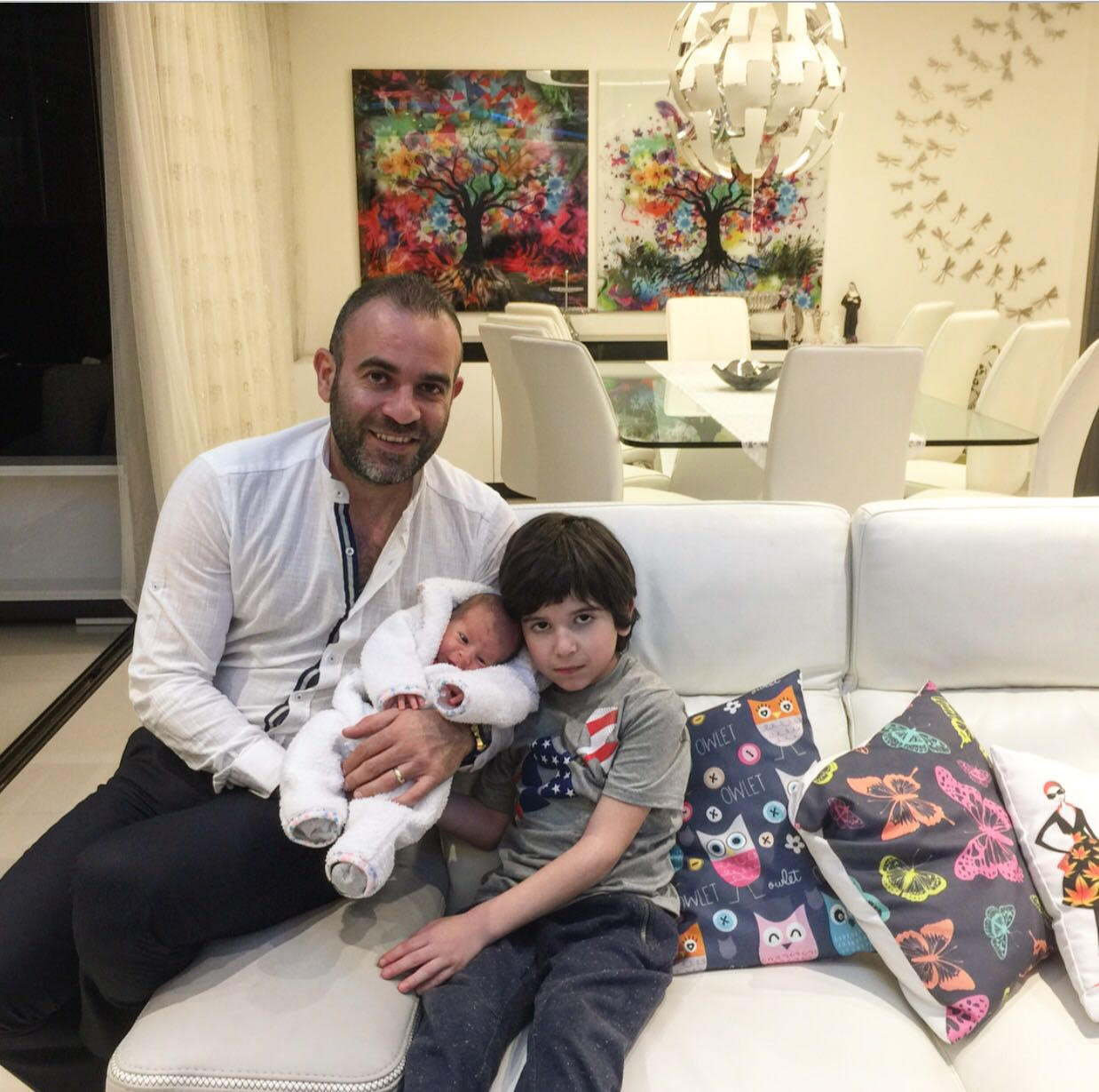 مازن رفعات بوسابا يحتضن مولودته جيا مع نجله جايسن