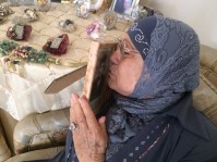 ام فادي الحبال تقبل صورة فادي