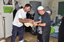 توزيع الحلوى الرمضانية