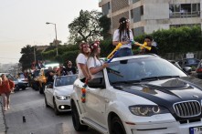 زمامير_أثناء_مسيرة_السيارات_احتفالاً_بانتهاء_العام_الدراسي.JPG