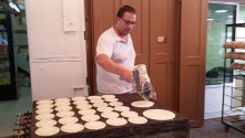 يصب القطايف بإنتظار الزبائن