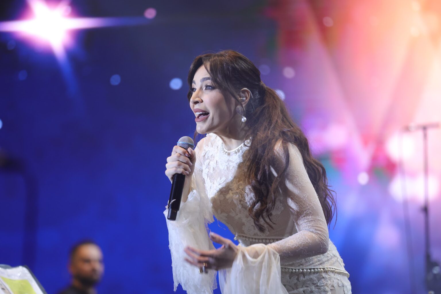 عبير نعمة تفتتح 
