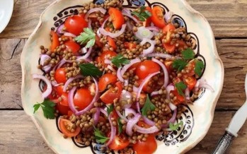 سلطة العدس والخضار طبق غني بالمكونات الصحية