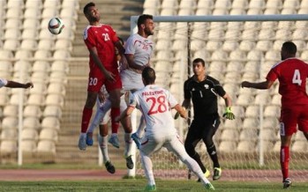 الدفاع الفلسطيني يتصدّى لكرة اللبناني عنتر